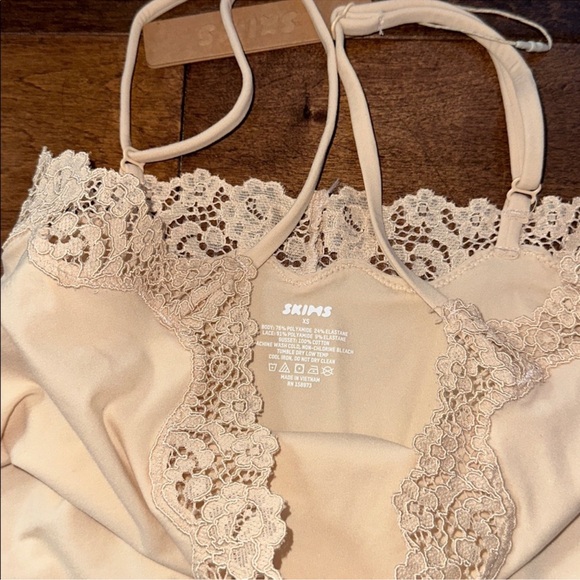 SKIMS FITS EVERYBODY LACE ONESIE, LONG SLIP DRESS, CAMI, BODYSUIT SAND XS/SMALL - Picture 3 of 12